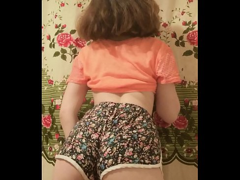 ❤️ Dhallaan yar oo sexy ah oo iska siibaysa surwaalka gaaban ee kamarada lulataaye%so.ixiporn.ru ❌️❤